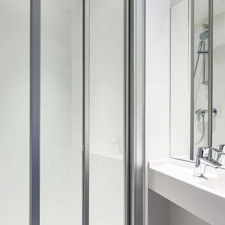 Hotelf1 Rénové * Cholet